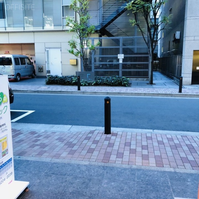 岩上ビル ビル前面道路