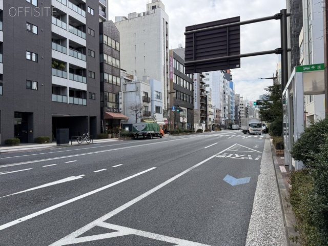 FMビル　前面に江戸通り