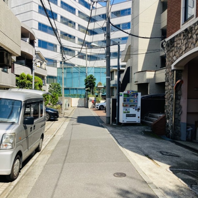 マノアールビル ビル前面道路