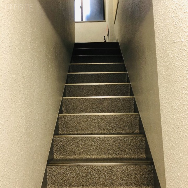 穴原ビル エントランス