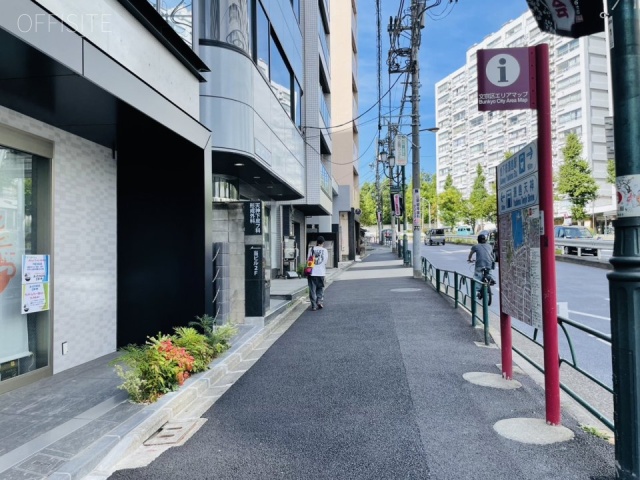 TS.ONE　前面歩道