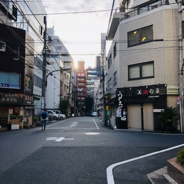 新宿御苑前ビル ビル前面道路