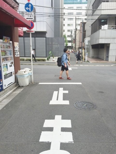 三崎町信愛ビル ビル前面道路