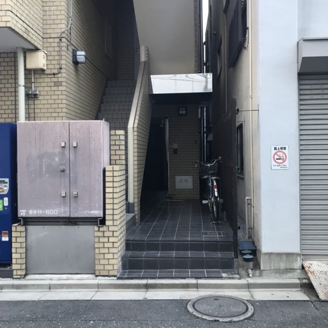 秋本ビル エントランス