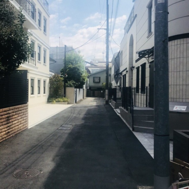 有栖川プレイス ビル前面道路