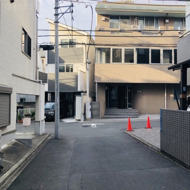 高田馬場ファミリービル ビル前面道路