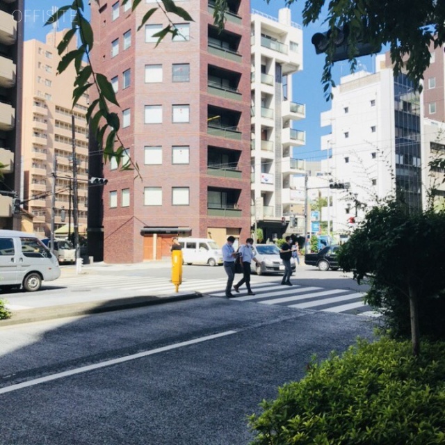 百百代ビル 前面は明治通り