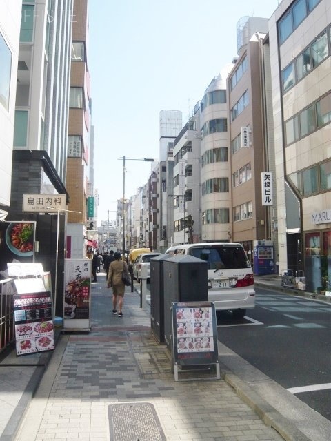 嶋屋ビル ビル前面道路