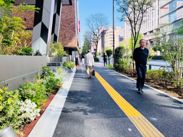 御成門郵船ビル　前面歩道