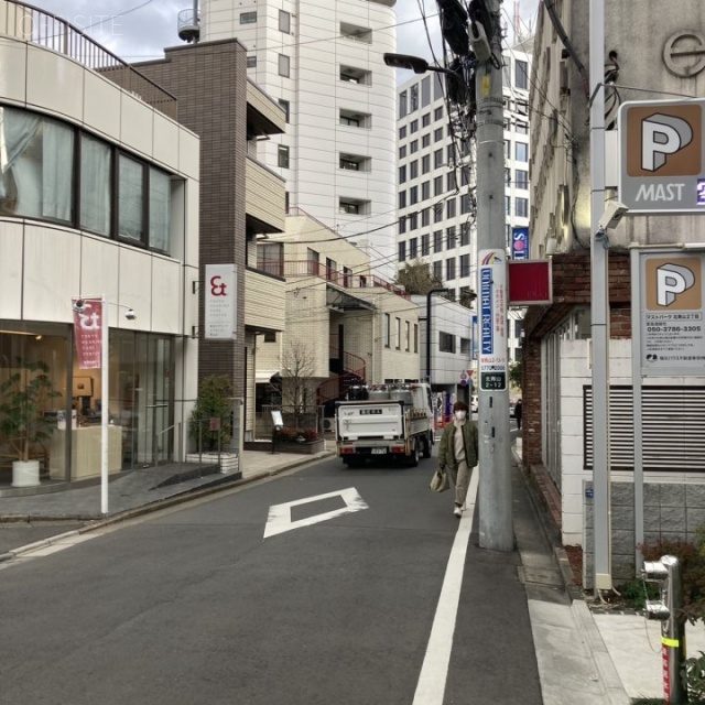 BIZ SMART 青山 ビル前面道路