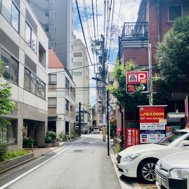 三田奥山ビル ビル前面道路
