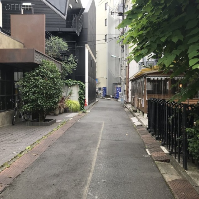 ラ・セーヌビル ビル前面道路