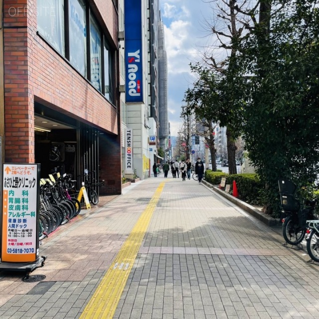 文行堂ビル 前面の歩道