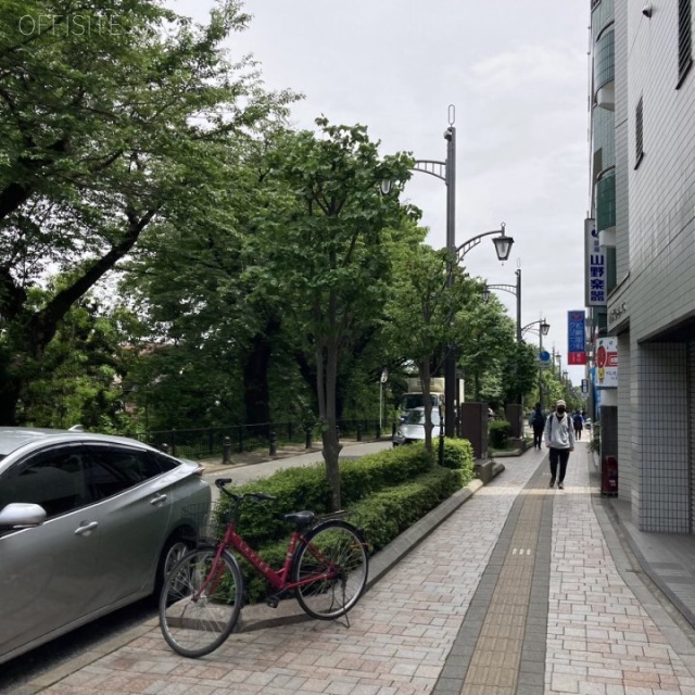 KAISER三鷹フロントビル ビル前面道路