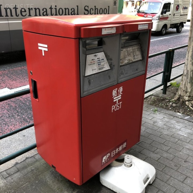 新橋アオヤギビル ビル目の前に郵便ポスト