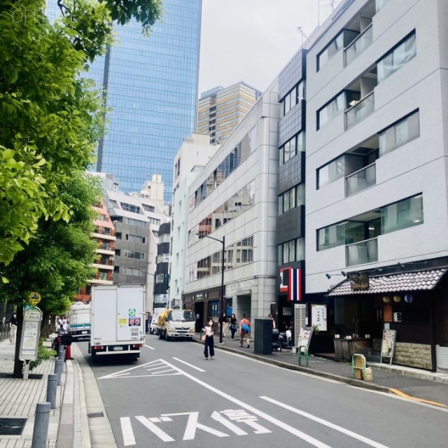 HF溜池ビルディング ビル前面道路