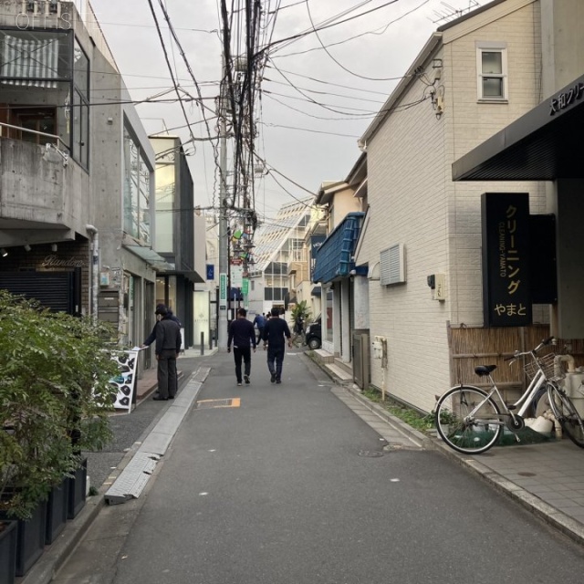 ニュークラシックスビル ビル前面道路