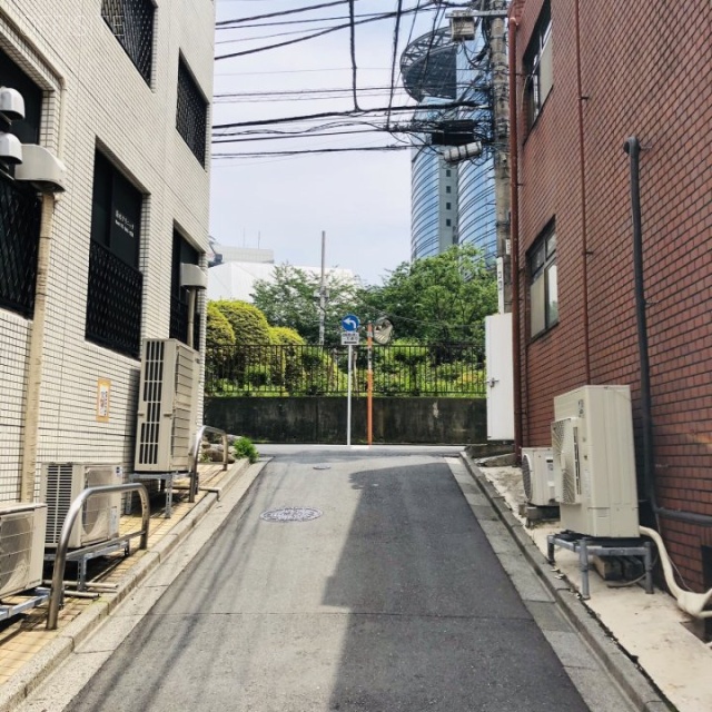 赤坂丹後町ビル ビル前面道路