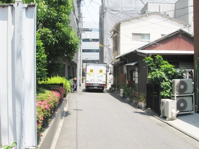 芝KIビル ビル前面道路