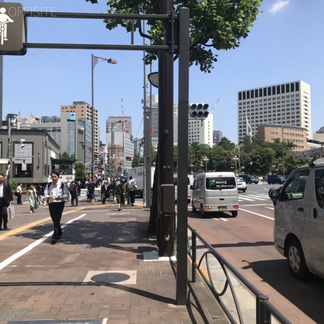 望月ビル ビル前面道路