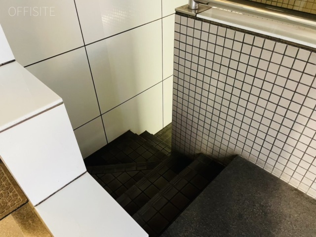 神田グレースビル　B1Fへの階段