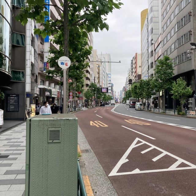 御苑スカイビル ビル前面道路