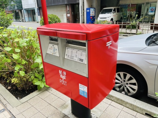 ハニー堀留ビル　前面に郵便ポスト