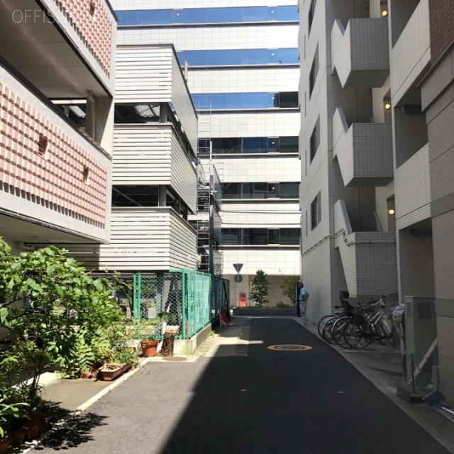 バンブリッジビル ビル前面道路
