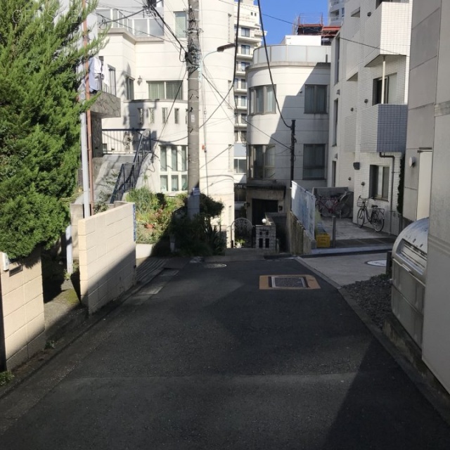 南青山3ハウス ビル前面道路