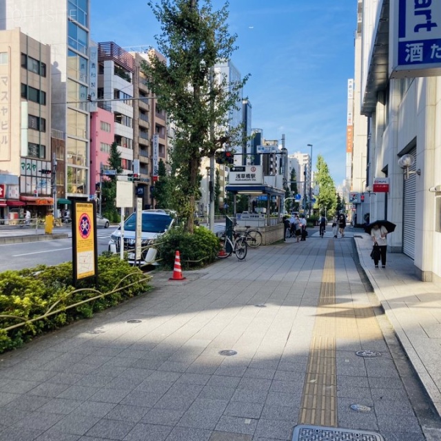 須賀ビル ビル前面道路 歩道