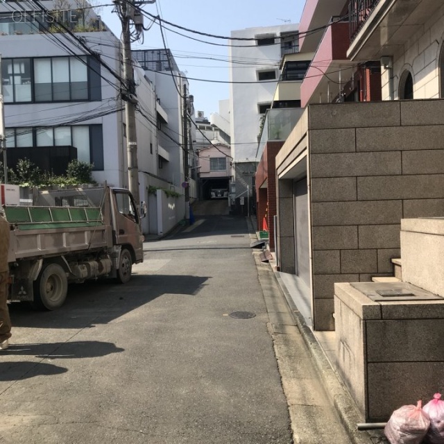原宿山手館 ビル前面道路