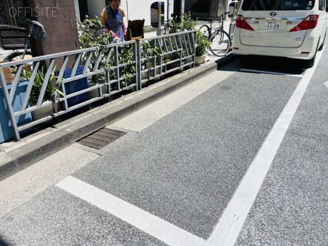 瀬戸ビル　前面に白枠駐車場