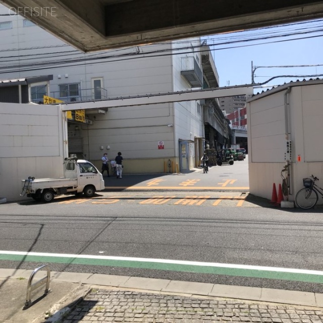 新関ビル ビル前面道路