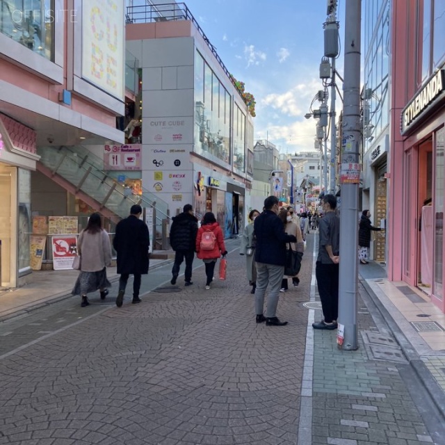 175番館本館 ビル前面道路