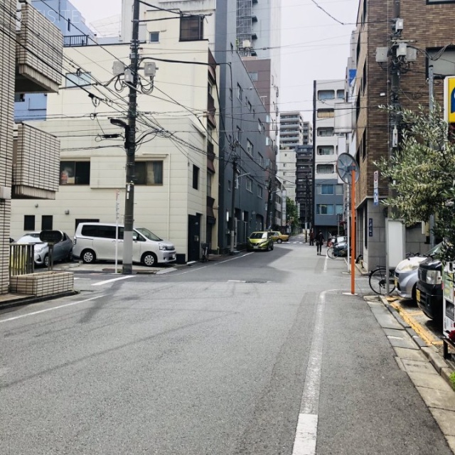上野パストラルビル ビル前面道路