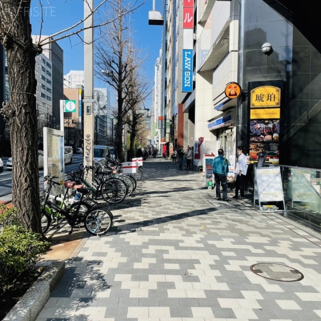 末広ビル 前面歩道