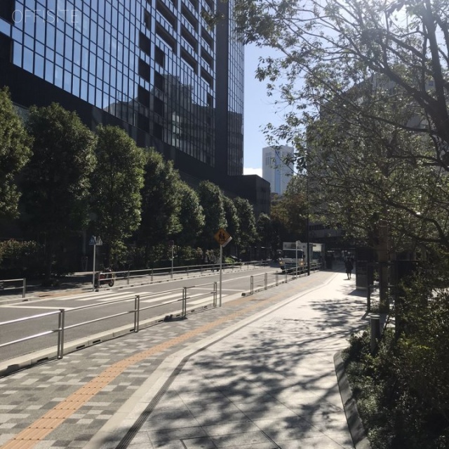 住友不動産新宿セントラルパークタワー ビル前面道路