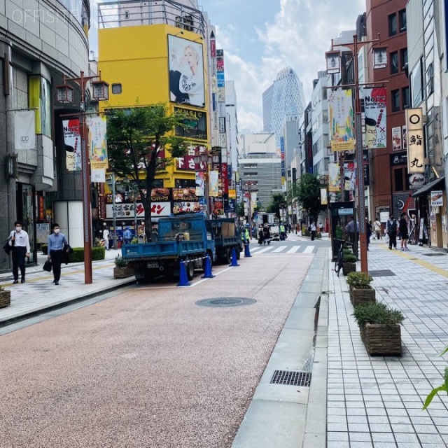 新宿モリエールビル ビル前面道路