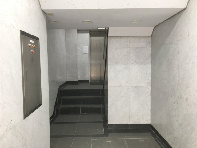 大学通信教育ビル エントランス