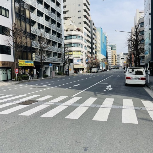 早川トナカイビル 前面に神田平成通り