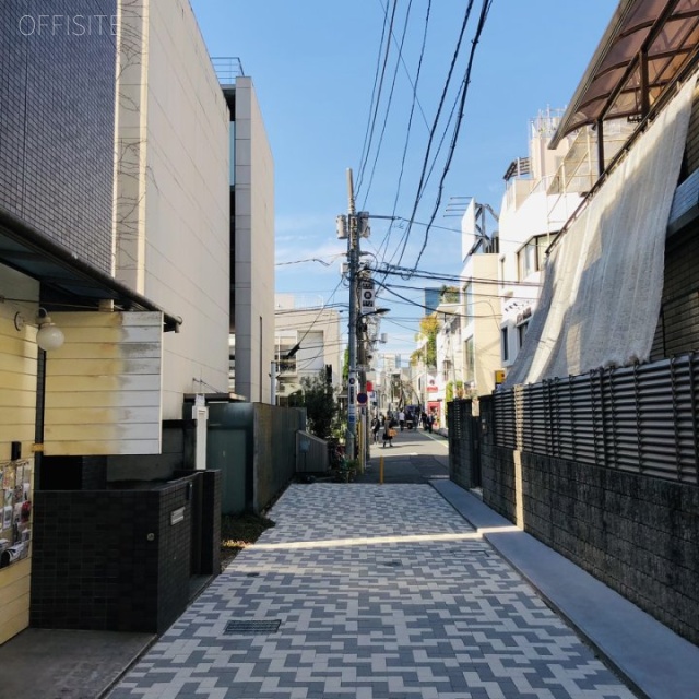 PRYME CUBE表参道 ビル前面道路