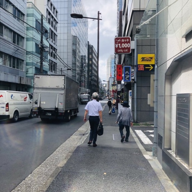 岡田ビル ビル前面道路