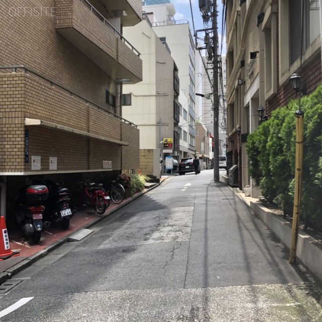 メイプルアーベント赤坂 ビル前面道路