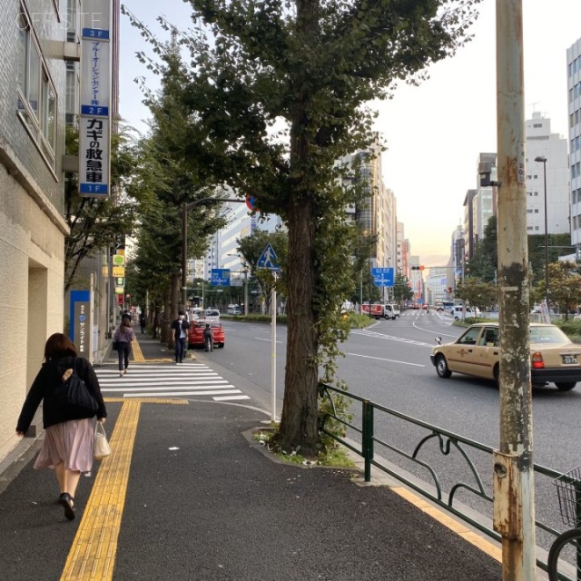 有恒ビル ビル前面道路