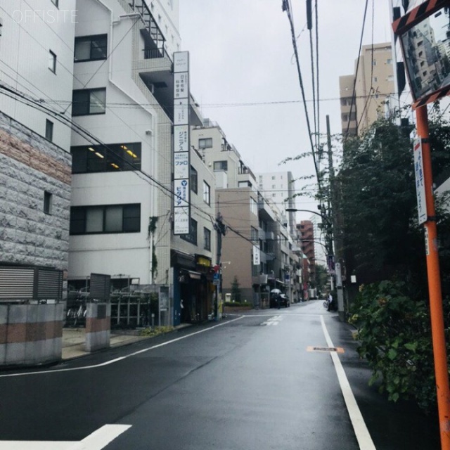 KOA新宿(コアシンジュク) ビル前面道路