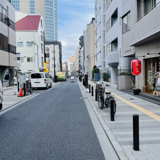 ルネ三栄町 ビル前面道路