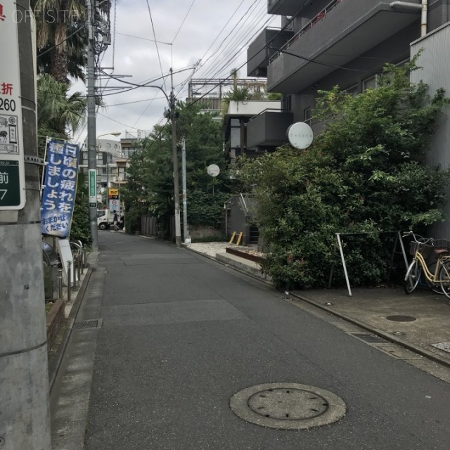 KープレイスWEST ビル前面道路