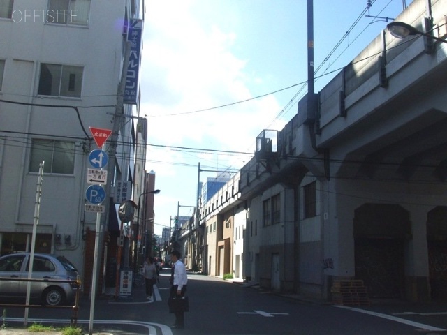 建部ビル ビル前面道路
