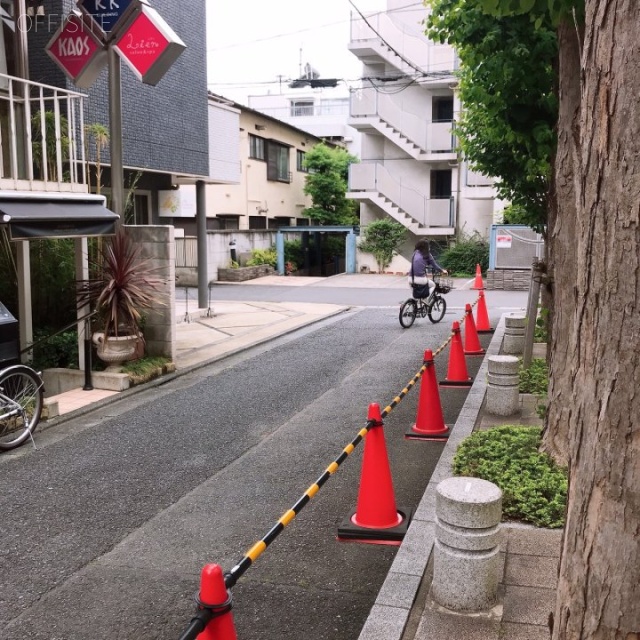 FBG links OMOTESANDO Ⅱ ビル前面道路