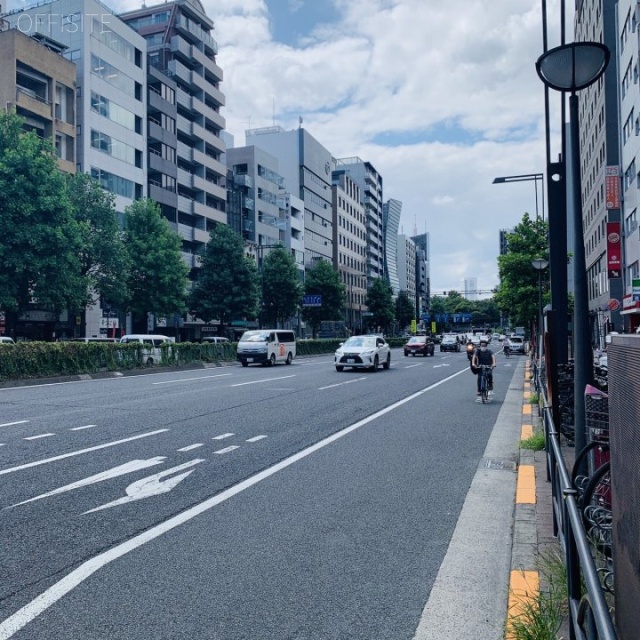 岡崎ビル 前面は新宿通り